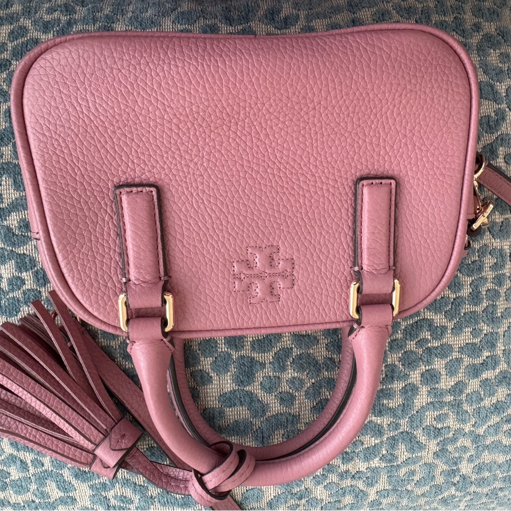 Tory Burch pink crossbody pocketbook 

Great condition